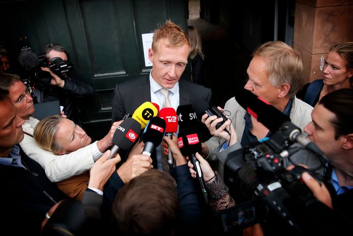 Openbaar aanklager Jakob Buch-Jepsen staat de media te woord voor de rechtbank in Kopenhagen.