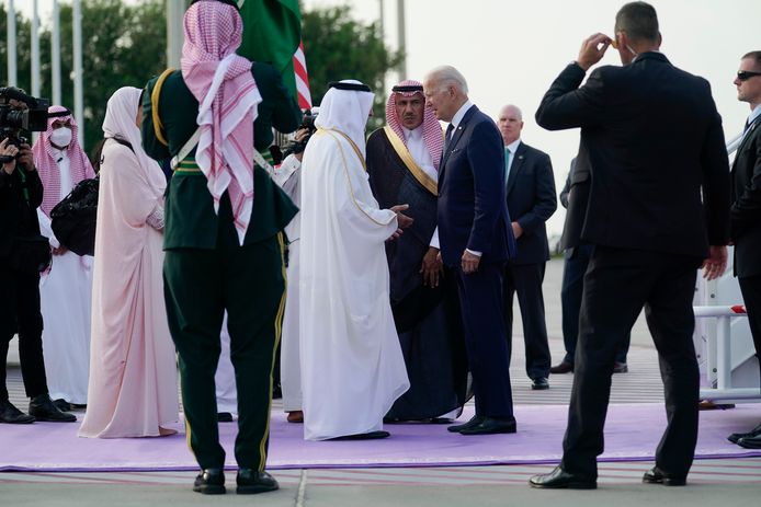 L'arrivo di Biden all'aeroporto saudita.