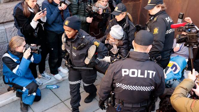 Politie draagt Greta Thunberg weg bij blokkade voor Noors ministerie