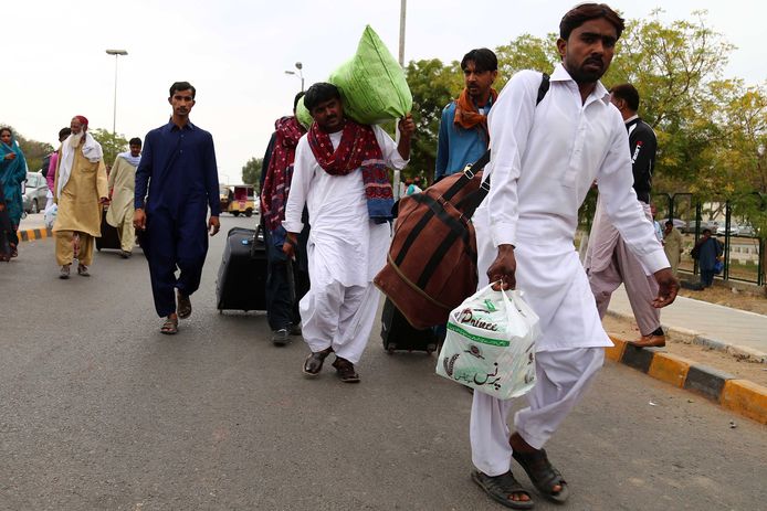 Passagiers arriveren vandaag weer aan de Pakistaanse luchthaven in Karachi.