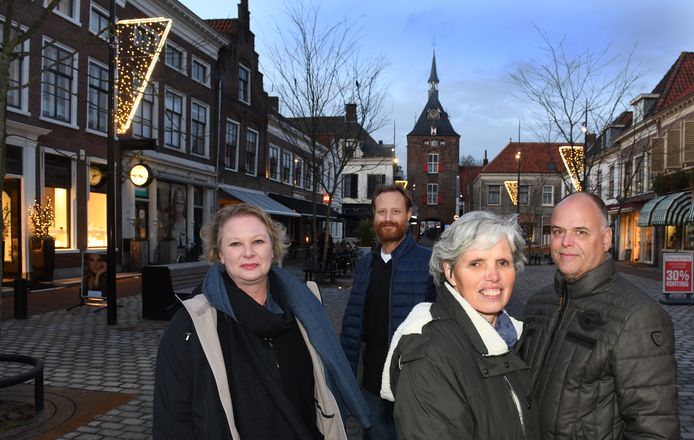 Initiatiefnemers van Kerst in de Vrijstad: centrummanager Lidia van Ingen (l.), Jan Kees Mandersloot namens de horeca, Dory Steehouwer namens de bewoners van de binnenstad en Gerrit Jan den Hartog namens de ondernemers.