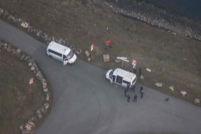 Luchtbeelden tonen de Franse politie bij het onderscheppen van vertrekkende vluchtelingen.