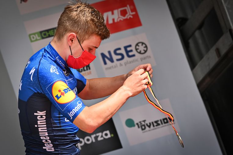 Bronze medallist Remco Evenepoel pictured on the podium after the men's elite race at the Belgian cycling championships, a 220,2km race in Waregem, Sunday 20 June 2021. BELGA PHOTO DAVID STOCKMAN Beeld BELGA