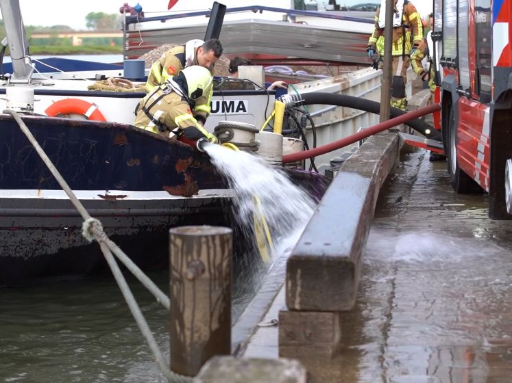 Brandweer voorkomt dat schip zinkt op IJssel bij Deventer