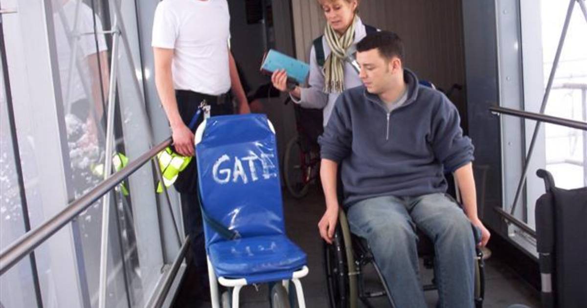 Должник инвалид. Пассажиры с ограниченными возможностями аэропорт. Люди с ограниченными возможностями. Лица с ограниченными возможностями. Кресло для инвалидов в аэропорту.