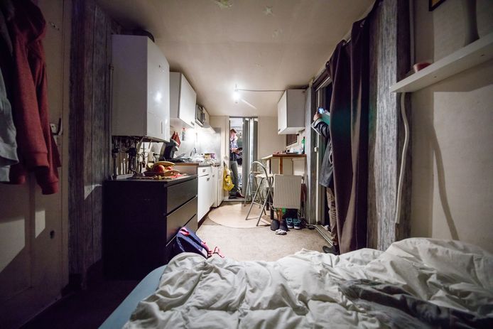 Het gebrek aan woonruimte voor arbeidsmigranten leidt in heel Nederland regelmatig tot misstanden. Mensen wonen soms tegen hoge huurprijzen in overvolle, onveilige ruimtes. Foto genomen in 2017 tijdens een controle op de huisvesting van arbeidsmigranten in Etten-Leur.