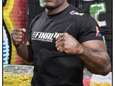MMA-vechter Melvin Manhoef rijdt inbrekers klem en slaat autoraam kapot