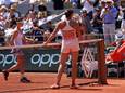 Aryna Sabalenka wacht tevergeefs bij het net, maar krijgt geen handje van Elina Svitolina.