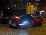 Ronaldo komt met peperdure Ferrari aan bij hotel in Lissabon