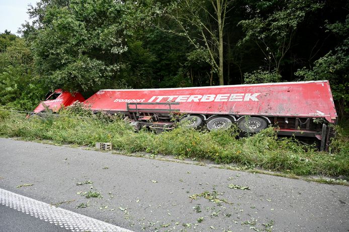 Een gekantelde vrachtwagen zorgt voor grote hinder op de E40 in Beernem.