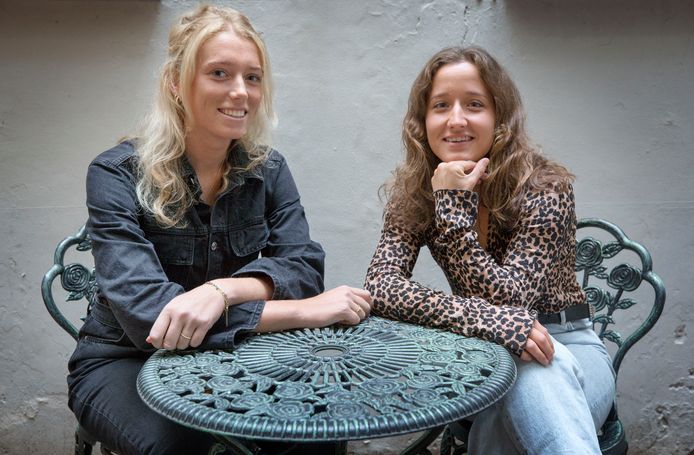 Ankelein Baardemans (links) en Sterre Bregman (rechts). Twee Bredase hockeysters bij hoofdklasser Bloemendaal.