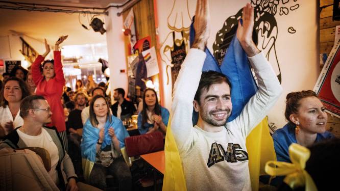 Oekraïners juichen in Café De Jonge Admiraal voor hun Songfestivalact