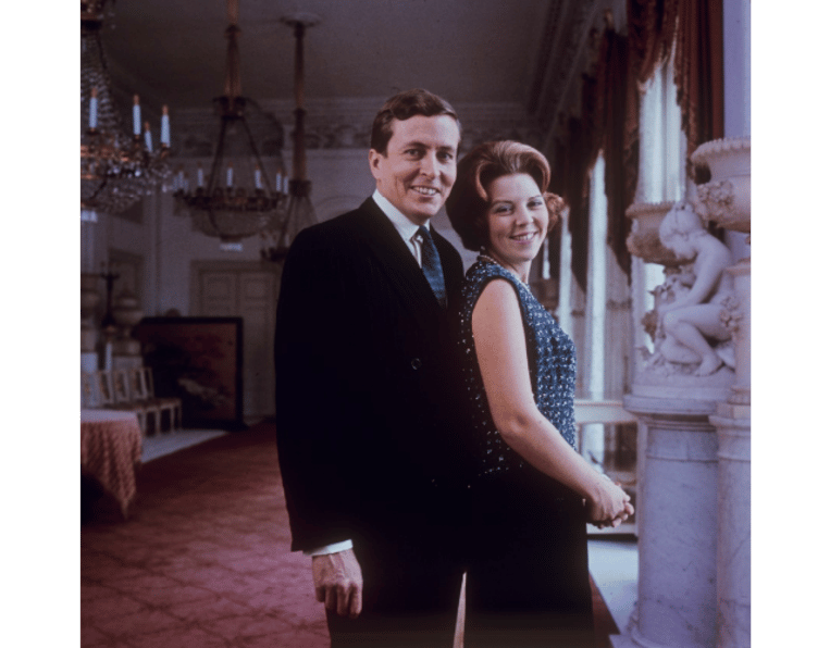 Officiële verlovingsfoto van prinses Beatrix en Claus von Amsberg in de witte eetkamer op Paleis Soestdijk. Nederland, Baarn, juli 1965. Beeld Nationaal Archief/Collectie Spaarnestad/Ton Nelissen