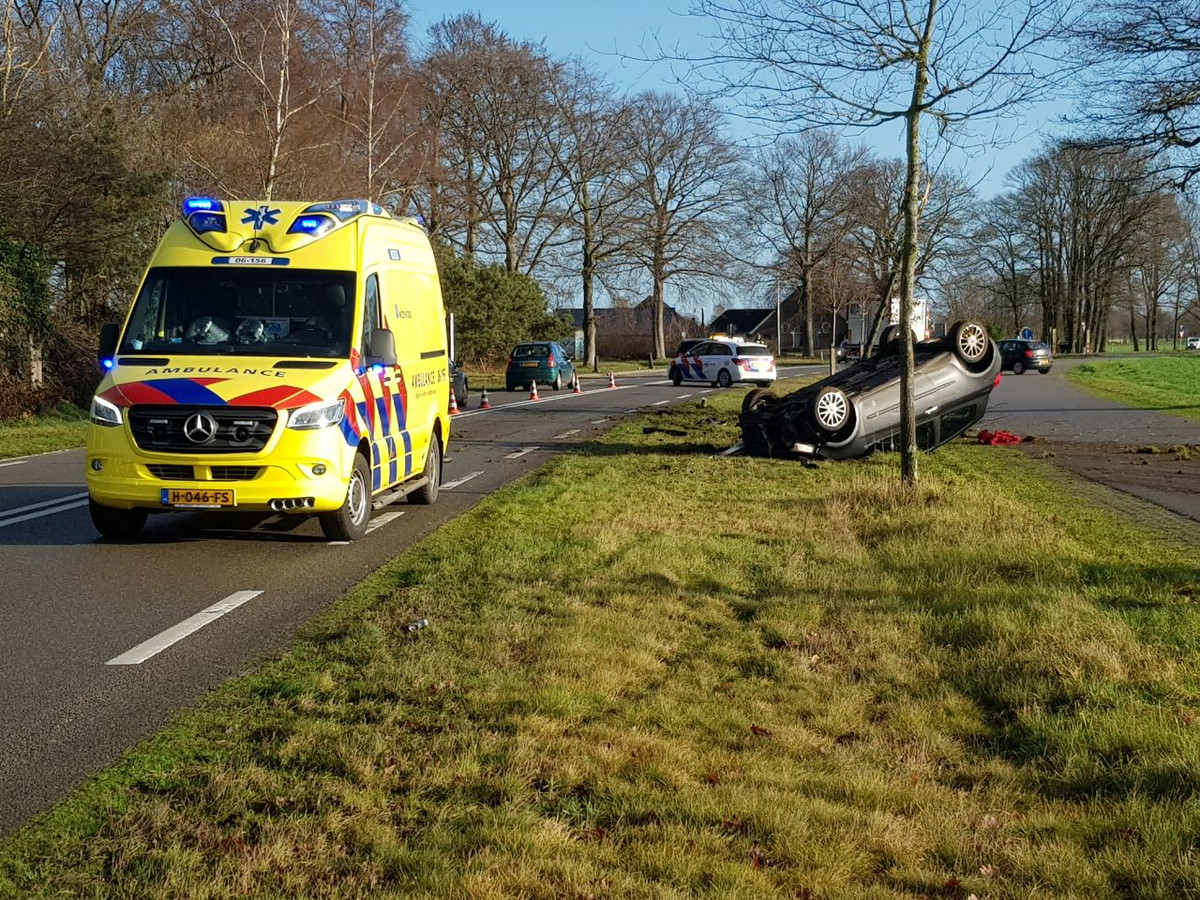 BORCULO - Op de Borculoseweg tussen Borculo en Ruurlo is vrijdag een auto over de kop geslagen bij een eenzijdig ongeval. Het is de derde keer in korte tijd dat er een auto van de weg raakt op dezelfde plek. De bestuurder raakte niet gewond.