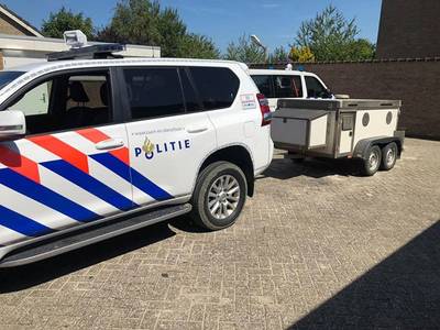Politie bevrijdt honden uit snikhete aanhanger in Renesse