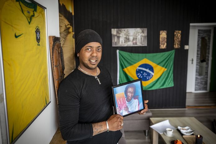 Andres Ensink toont vol trots een foto van zijn moeder Maria Aparacida de Oliviera. De Braziliaanse heeft een DNA-kit in haar handen, die het bewijs levert dat Andres Ensink haar zoon is.