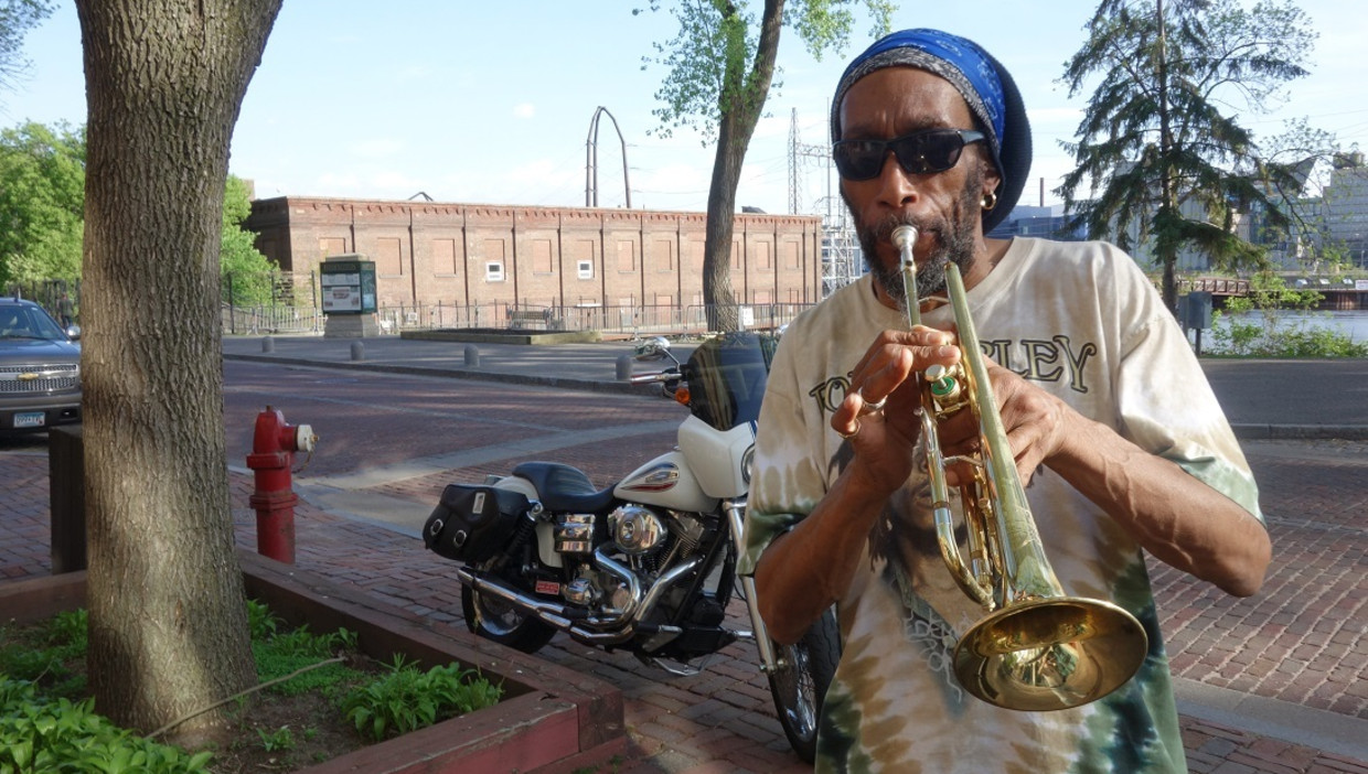 Straatmuzikant Easy in Minneapolis. Beeld foto Erik van Zwam