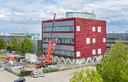 De onderdelen voor de productielijn worden het gebouw van BioConnection binnengebracht.