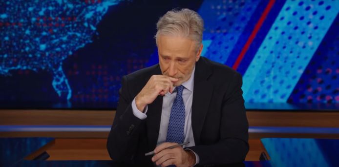 Jon Stewart barst in tranen uit na overlijden van zijn hondje.