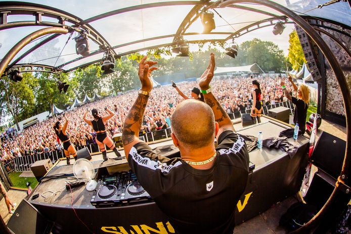 Sfeerbeeld van de 2019-editie van het Sunglow Festival, tijdens het optreden van dj Paul Elstak.