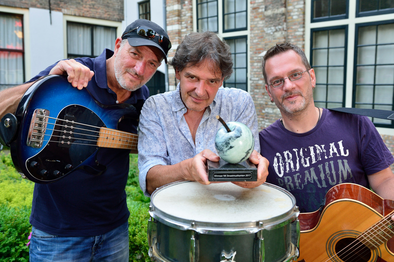 'Jongens van de Straat' spelen hun muziek het liefst buiten Foto AD.nl