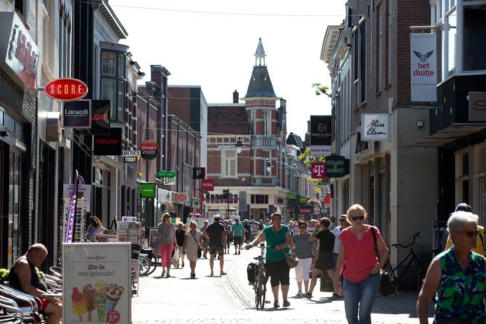 Winkelen in de Misterstraat van Winterswijk.