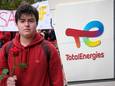 “Ik snap niet hoe ze hun kinderen nog in de ogen durven kijken”: Belgische klimaatactivist (17) sleept TotalEnergies voor de rechter