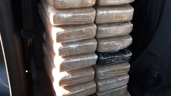 In de bestelbus lagen 22 pakketten cocaïne.