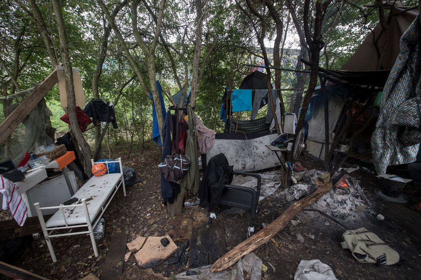 Met het opzetten van een tentenkamp heeft de groeiende groep dakloze arbeidsmigranten in Tiel een gezicht gekregen. Een akelig gezicht waar niet zomaar een oplossing voor is.