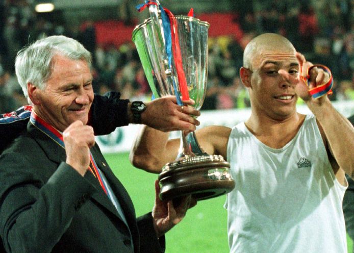 Bobby Robson (links) en Ronaldo na de gewonnen Europa Cup II finale in 1997.