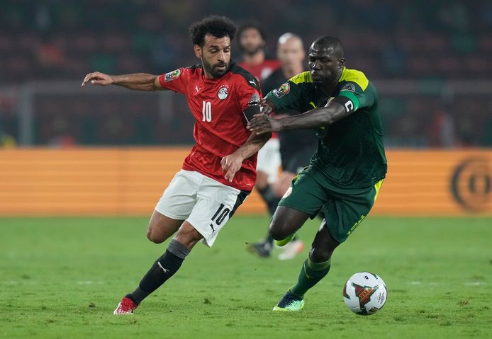 Mohamed Salah (l) treft met Egypte opnieuw het Senegal van onder anderen Kalidou Koulibaly (r).