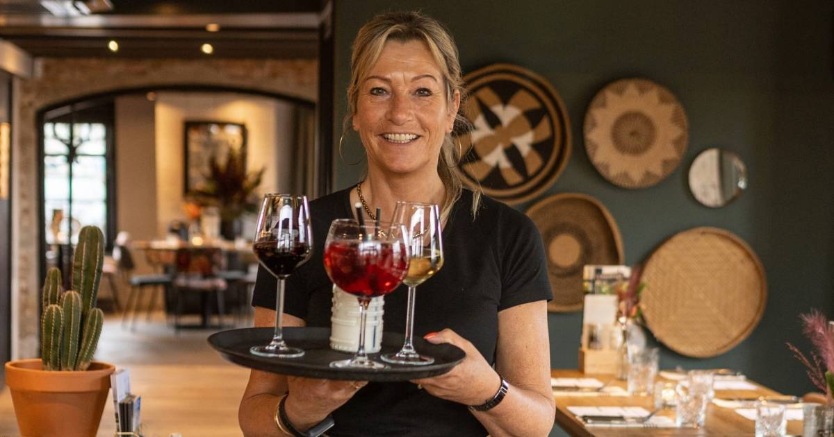 Gastvrouw Ellen van ’t Raadhuis in Goudriaan uitgeroepen tot ‘Parel van het Jaar’ in Terras Top 100