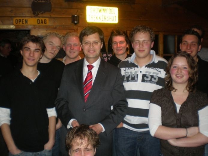 Een aantal jongeren samen met de premier, voor de keet. Foto Josien van Veen - Van den Berg