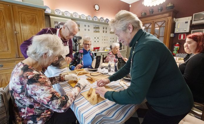 Vrijwilligers bakken deze week wel tweeduizend kniepertjes in de historische keuken van museum De Scheper.