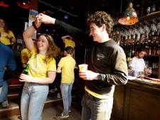 24 uur zonder slaap en eten, maar mét bier en sap: studenten in Nijmeegs café in lockdown voor Oekraïne