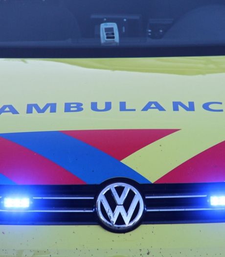 Scooterrijdster raakt zwaargewond bij botsing met auto in Almkerk