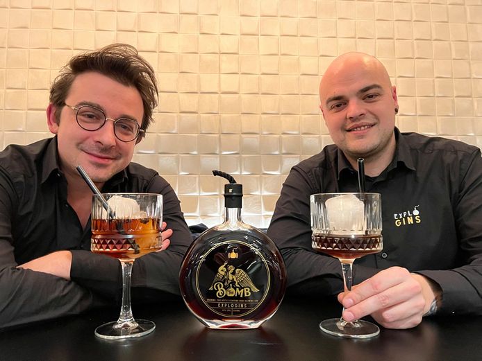 Laurent en Bregt genieten van hun creatie dat je zowel als aperitief met wat tonic kan drinken of puur als digestief.