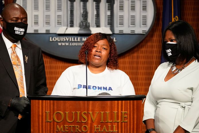 Tamika Palmer, de moeder van Breonna Taylor, tijdens de persconferentie over de schikking van de zaak, vandaag in Louisville, Kentucky.
