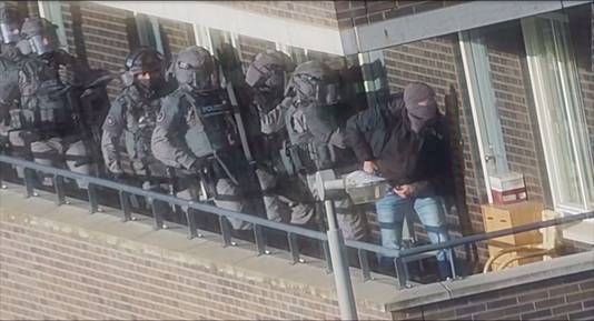 Een still uit camerabeelden van de politie leggen de arrestaties van zeven mannen vast tijdens een grote anti-terreuractie waarbij een mogelijke aanslag is verijdeld.