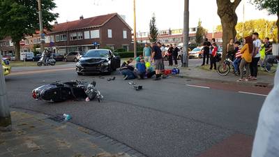 Man en vrouw op scooter gewond na aanrijding met auto in Arnhem