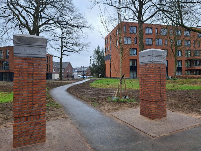 Op het terrein is op sommige plekken nog een verwijzing te zien naar het vroegere Julianaziekenhuis.