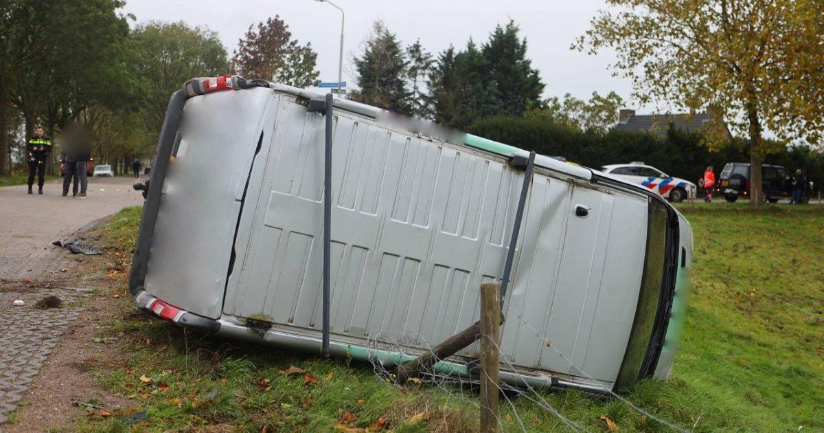 Ongeluk in Vlijmen: bestelbus belandt op zijn kant in weiland.