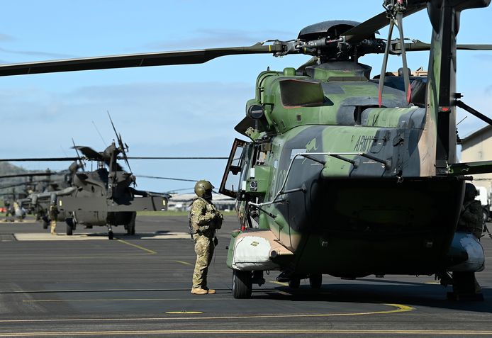 Een helikopter en soldaat in Townsville, Australië.