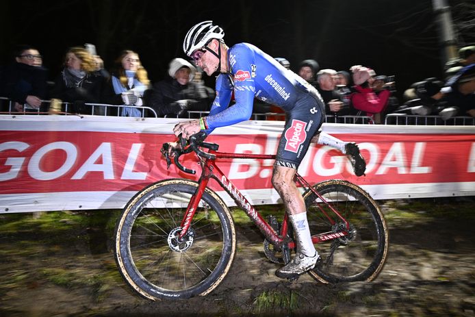 Mathieu van der Poel bij de avondcross in Diegem.