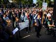 Het actiecomité tegen een AZC in Deurne-Zeilberg overhandigde duizenden proteststemmen aan burgemeester en wethouders van Deurne.