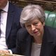 Theresa May schuilt in Downing Street, wachtend op het einde