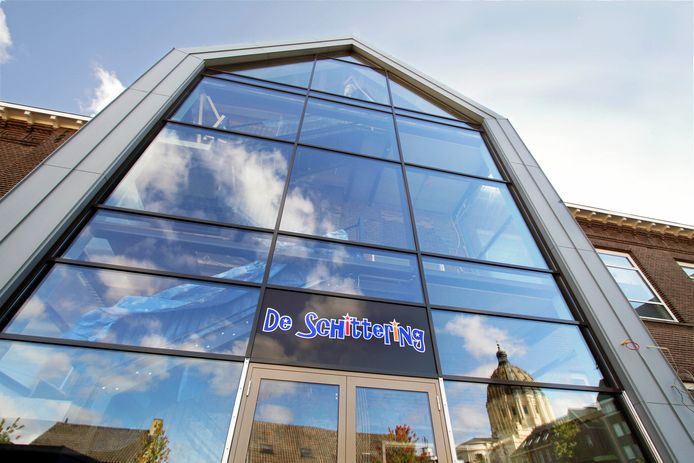 De nieuwe glazen voorgevel van brede school De Schittering met een weerspiegeling van de basiliek. Foto: Gerard van Offeren/Pix4Profs