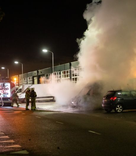 Twee busjes en een auto verwoest bij brand op industrieterrein in Roosendaal