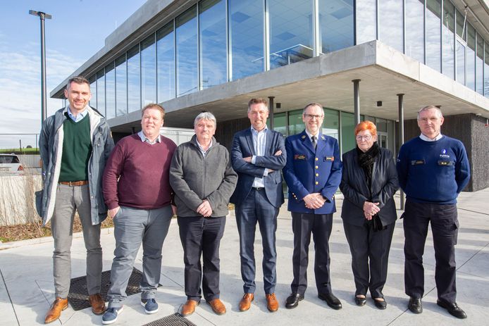 Hoofdcommissaris en korpschef David Cummins met een deel van het politiecollege.