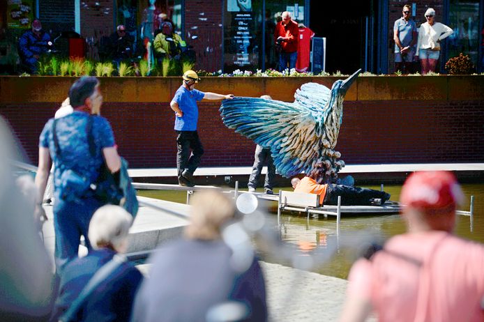 Een van de grote IJsvogels wordt in het water bij de nieuwe havenkom geplaatst.